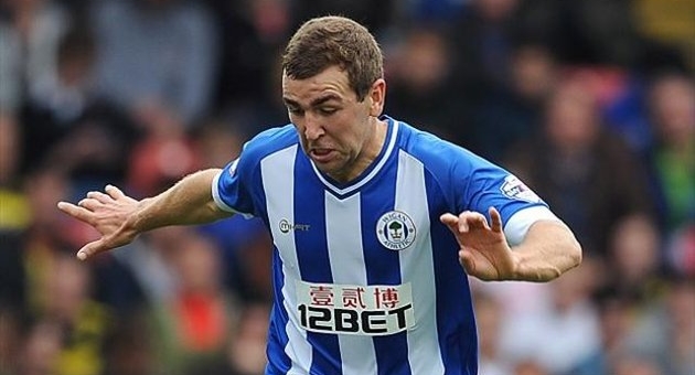 Cầu thủ Wigan vừa chờ vợ đẻ vừa xem Arsenal